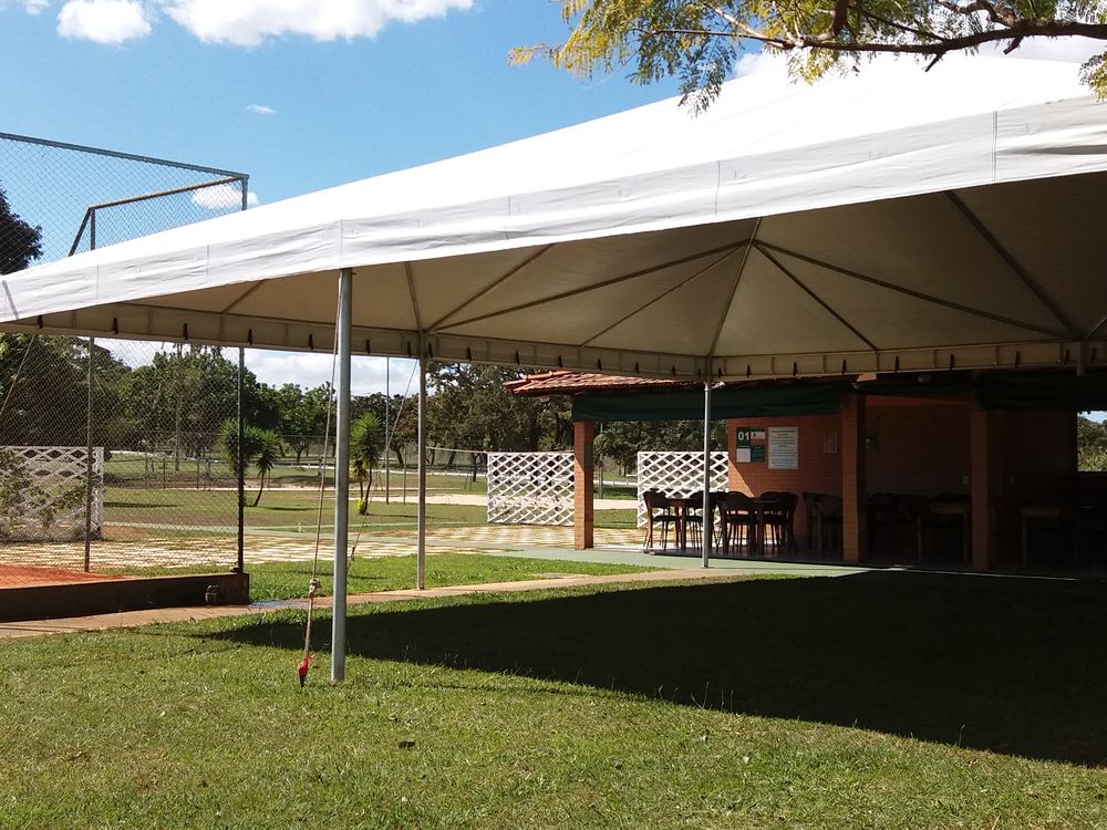 Estrutura metálica interna de uma tenda fabricada pela Mestre Tendas, vista por baixo